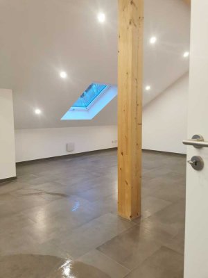 Dachgeschosswohnung mit Einbauküche und Balkon: stilvolle 2-Zimmer-DG-Wohnung in Lengdorf