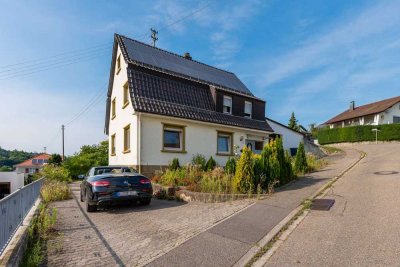 Schickes Ein- bis Zweifamilienhaus mit großem Garten, PV-Anlage und Ausbaupotenzial in Bretten-Ruit