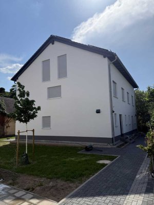 Neubau, kaum Nebenkosten durch  Erdwärme, Kühlung, Lüftung, PV und Garten – 8 Min. zum HBF