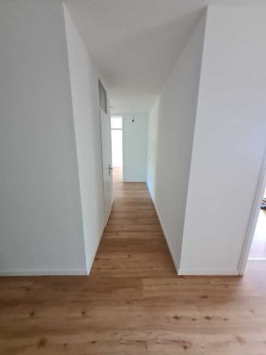 Erstbezug nach hochwertiger Kernsanierung – stilvolle 3,5-Zimmer-Wohnung mit Südbalkon