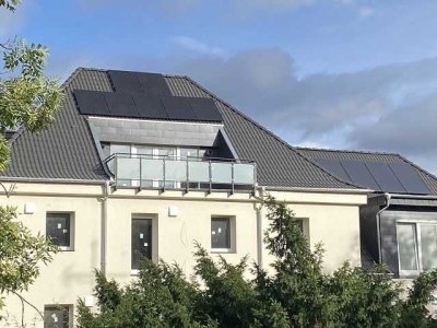 Charmante DG-Wohnung in Top-Ausstattung - kleine Heizkosten durch solar und Wärmepumpe