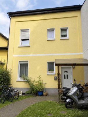 Dachgeschosswohnung mit Einbauküche im Zweifamilienhaus