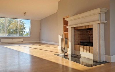 Luxus-Maisonette mit Skyline-Blick: Exklusives Penthouse im Stilaltbau mit Dachterrasse & Lift-Acces