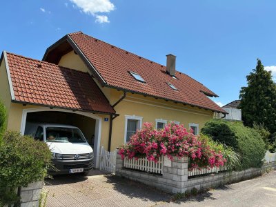 Helle Dachgeschosswohnung mit Garten und Keller