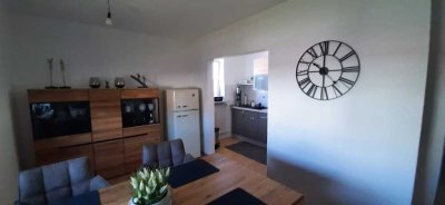 925 €, 100 m², 4 Zimmer; Altbauwohnung