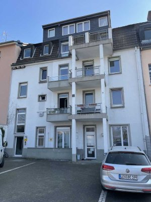 Vollständig renovierte 4-Zimmer-Wohnung mit Balkon in Leverkusen