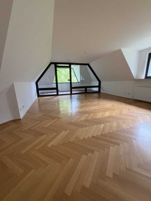 Traumblick ins Grüne! Sanierte 2 Zimmerwohnung mit Loggia und Einbauküche!