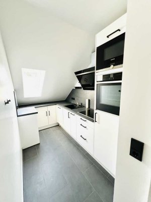 Moderne 2-Zimmer-DG-Wohnung mit gehobener Innenausstattung in Frankfurt - Frei ab 1. August 2025