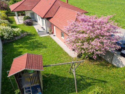 Leistbarer Traum-Bungalow mit Kachelofen überdachter Terrasse, Gartenoase, Wohnkeller und Doppelgarage im Laahfeld /Ansfelden