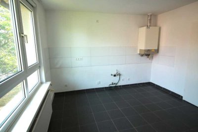 * Grosse Wohnküche * Duschbad mit Fenster * schöner LAMINAT * 2. OG * zentrale Lage *