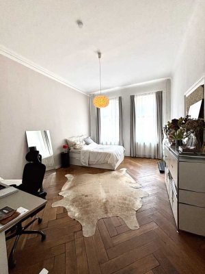 Stilvolle 4-Zimmerwohnung mit Holzdielen, hohen Decken & Balkon