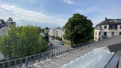 Schöne 1 Zimmer-DG-Wohnung mit Loggia in Eschersheim