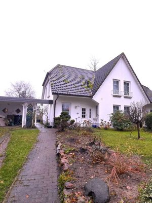 Doppelhaushälfte mit schönem Grundstück und Wasserblick!
