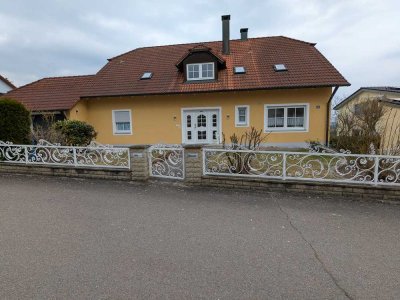 Attraktive 3-Zimmer-Dachgeschosswohnung mit Balkon und Einbauküche in Parsberg