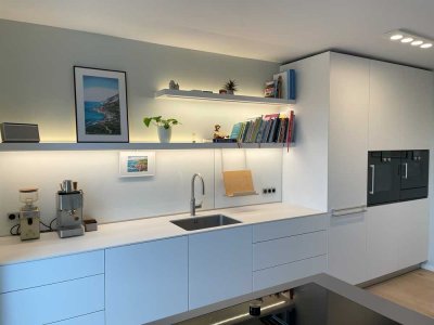 Geschmackvolle, neuwertige 4-Zimmer-Wohnung mit lux. Innenausstattung mit Balkon und EBK