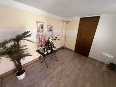 Gepflegtes EFH mit 98m² Wohnfläche auf 2.980m² Grundstück. Garagen. Nebengebäude als Ferienwohnung