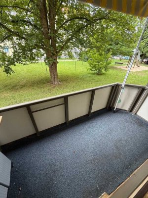 Gemütliche und vermietete 3-Zimmer mit Laminat, Balkon, Stellplatz und Wannenbad in ruhiger Lage!
