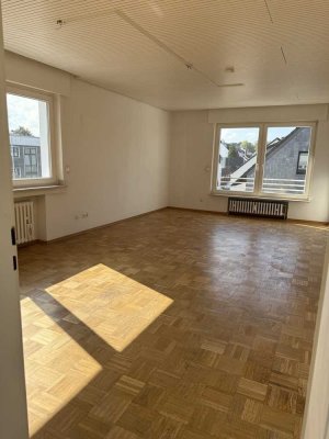 Modernisierte 3-Raum-Wohnung mit Balkon und Einbauküche in Mülheim