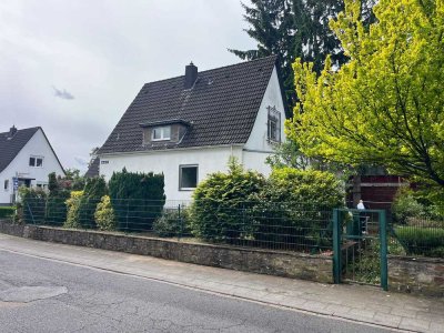 Freistehendes Einfamilienhaus mit Garage, neuer Heizung & Entwicklungspotenzial in ruhiger Toplage