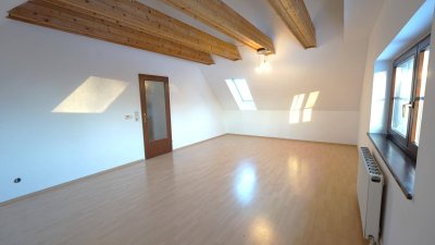 Helle Dachgeschosswohnung mit Charme im Zentrum von Pettenbach