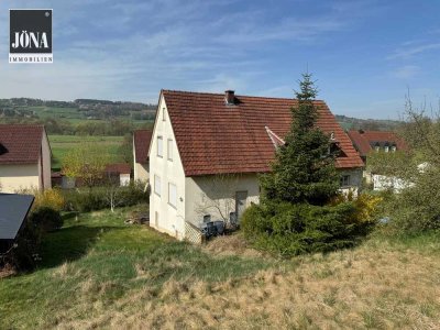 Massives Zweifamilienhaus in sonniger, ruhiger Lage mit großem Grundstück