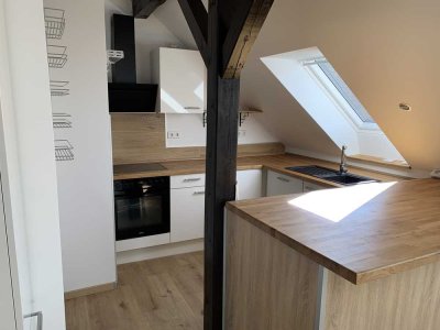Schöne und modernisierte 2,5-Zimmer-Dachgeschosswohnung mit Balkon und Einbauküche in Velpke