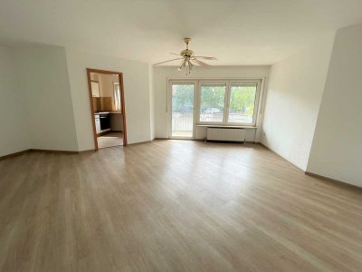 Helle, geräumige 3 ZKB-Erdgeschosswohnung mit Balkon und 1 PKW-Tiefgaragenstellplatz