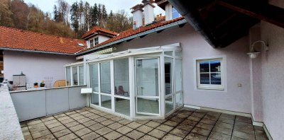 Alt-Attnang: Zentrale &amp; Ruhige 3-Zi-Maisonette inkl. Terrasse, Wintergarten, Carport