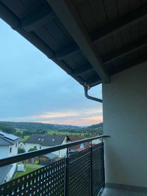 Sehr schöne und moderne Wohnung mit Einbauküche und Balkon
