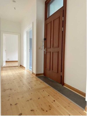 Urbanes Dachgeschoss im Szene-Kiez: 6 Zimmer Altbau-Juwel mit Dielen & Charme nahe der Limmerstraße