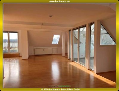 Dachgeschosswohnung mit loftartigem Wohnraum und Büro