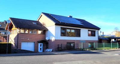 Zweifamilienhaus mit Wintergarten, Garage, gr. Garten und Carport