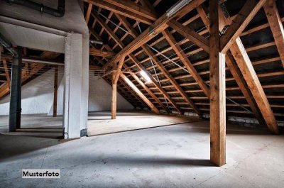 Unfertiger Dachgeschossausbau: 5 Wohneinheiten &amp; 4 Pkw-Stellplätze – Projektchance