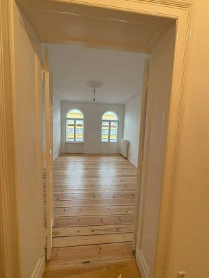 Helle 3‑Zimmer Altbauwohnung mit 2 Balkonen und großer Wohnküche im 4. OG in Berlin Tiergarten