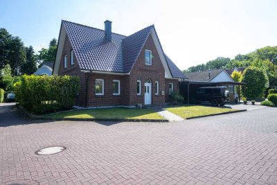 Neuer Preis!Gut gebautes Einfamilienhaus mit Doppel-Carport in begehrter Wohnlage in Friedrichsfehn.