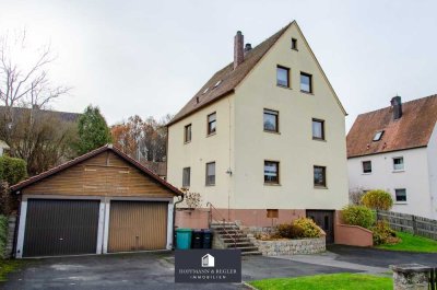 Großzügiges Zweifamilienhaus mit Garage, Nebengebäude und großem Grundstück 1.372 m²