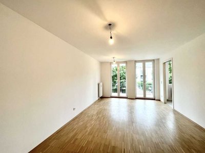 Erstbezug nach Sanierung: 3-Zimmerwohnung mit Küche und zwei Balkonen.