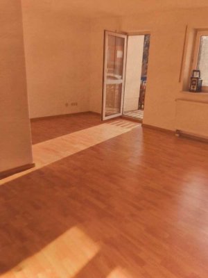 Freundliche und modernisierte 1,5-Raum-EG-Wohnung mit Balkon und Einbauküche