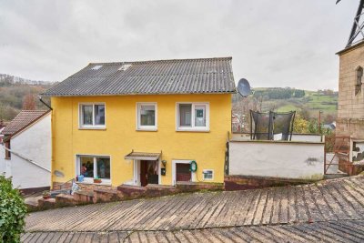 Freistehendes Einfamilienhaus mit Terrasse und Garten, Depot und Waschküche im Außenbereich