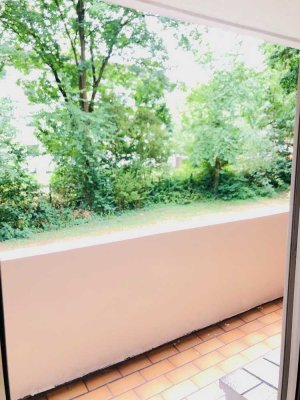 Frisch renovierte 3-Zi. Erdgeschoss mit Balkon ins Grüne in Duisburg Fahrn