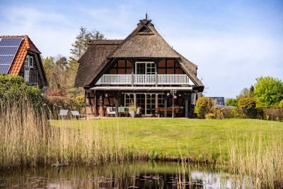 Ländliche Eleganz trifft auf modernen Komfort – repräsentatives Reetdachanwesen auf parkähnlichem...