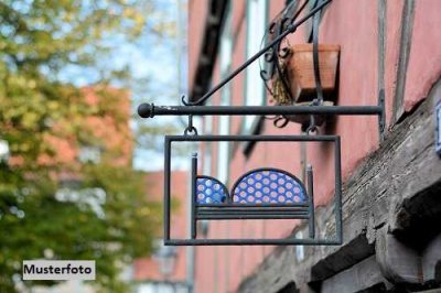Viel Raum für Ideen - ehemalige Pension mit Betreiberwohnung, Garagen und Stellplätzen