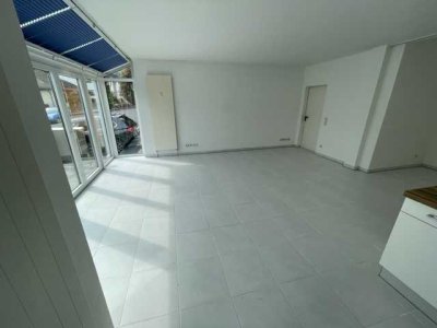 Einzimmerwohnung im Erdgeschoss mit Wintergarten, Terrasse und Vorgärtchen, provisionsfrei