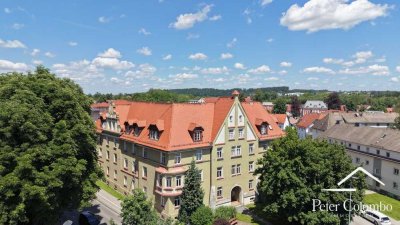Altbaujuwel mit 2 Balkonen
Charmante 2,5 Zimmer-Altbauwohnung im denkmalgeschützten Ensemble
