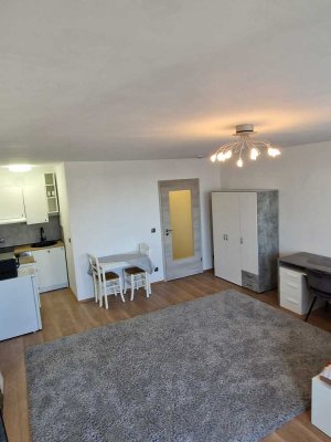 1-Zimmer-Wohnung: frisch renoviert, elegant möbliert mit Balkon und Stellplatz