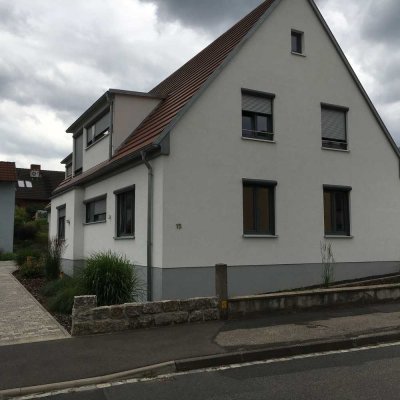 Attraktive 3-Zimmer-Dachgeschosswohnung mit Carport und Stellplatz