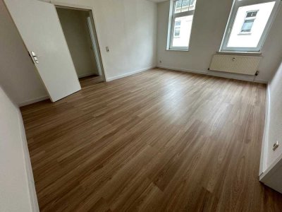 NEUES Laminat !!!. im 2. OG  - Bad mit Dusche - u.v.m.