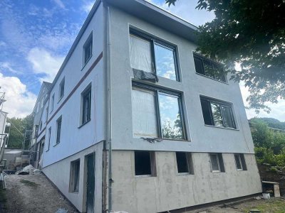 Neubau-Erstbezug: Helle 4,5-Zimmer-Wohnung im 1. OG mit 30 m² Terrasse & ca. 125 m² Wohnfläche