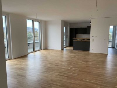 Stilvolle 4-Zimmer-Penthaus mit großer Dachterrasse und Einbauküche!