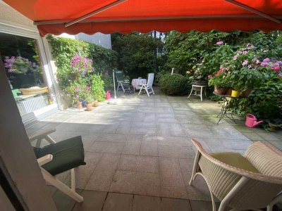 Idyllische Erdgeschosswohnung mit gr. Terrasse und zusätzlicher Dachstudiowg.